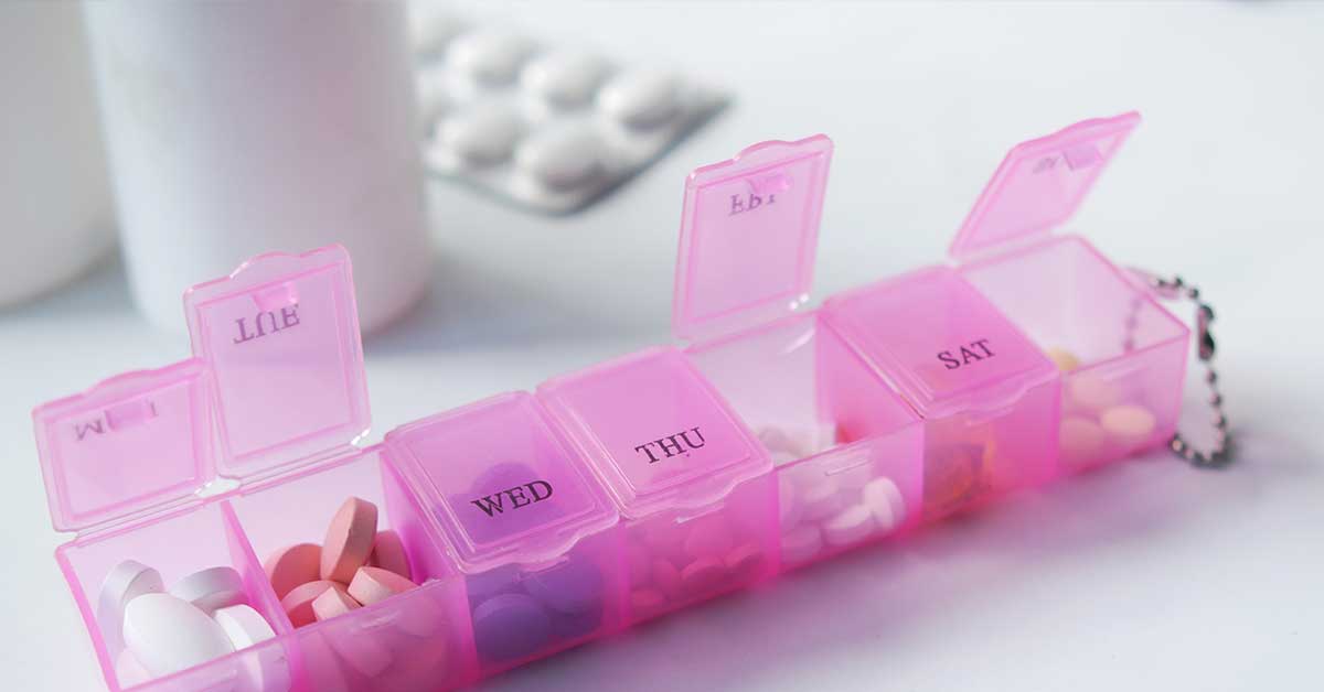 Verschillende antidepressiepillen en een pillendoosje met citalopram.