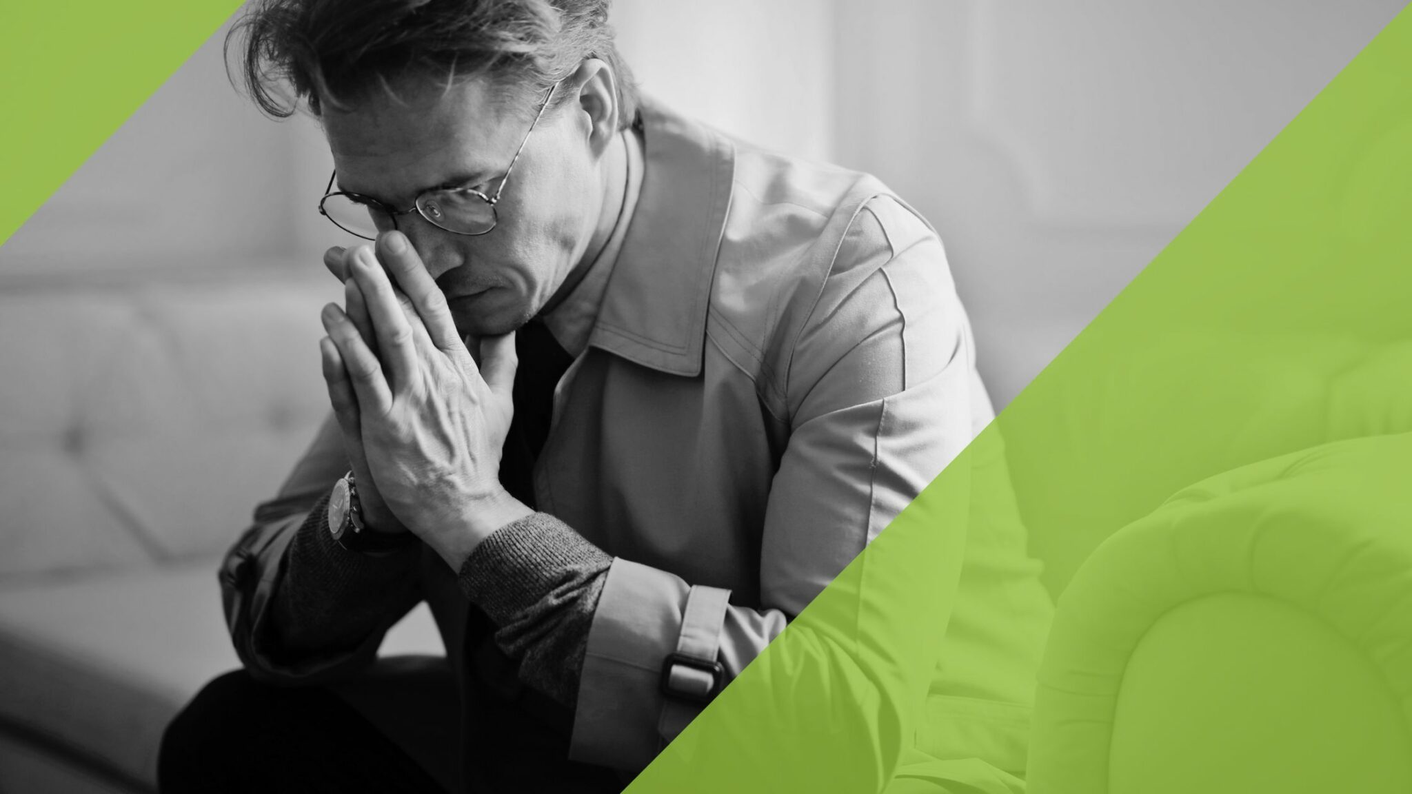 Een man zit op een bank met een wanhopige uitdrukking op zijn gezicht. De foto illustreert de problemen die kunnen ontstaan bij de medicamenteuze behandeling van angststoornissen en het afhankelijkheidspotentieel van benzodiazepinen.
