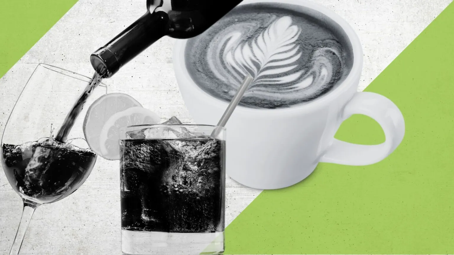 Koffie met melkschuim en longdrinkglas met ijsblokjes en donkere drank