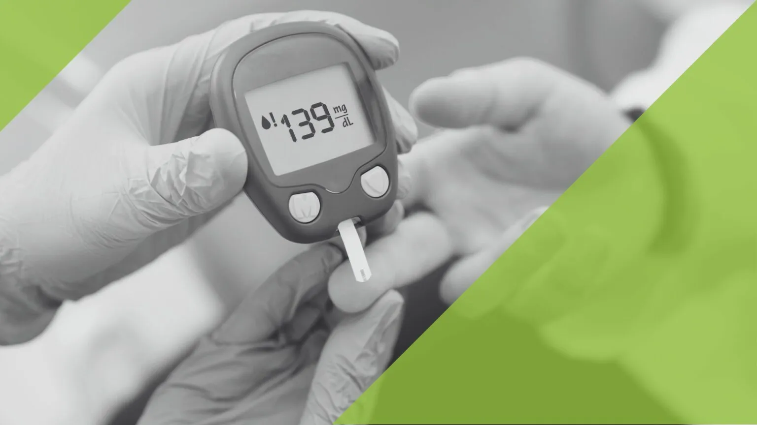 Handen met bloedglucosemeter tijdens bloedtest