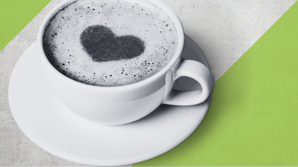 Een kopje koffie met een hartje in het melkschuim