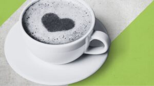 Een kopje koffie met een hartje in het melkschuim