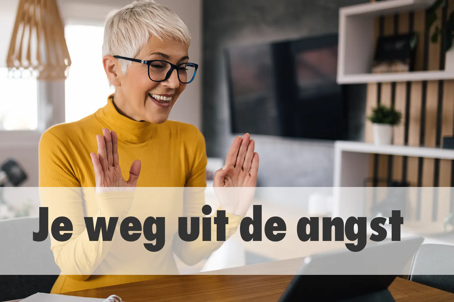 Foto van een vrouw voor haar laptop, die glimlachend naar de cursus kijkt.